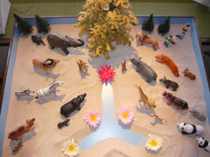 神木に動物たちが集まっている箱庭